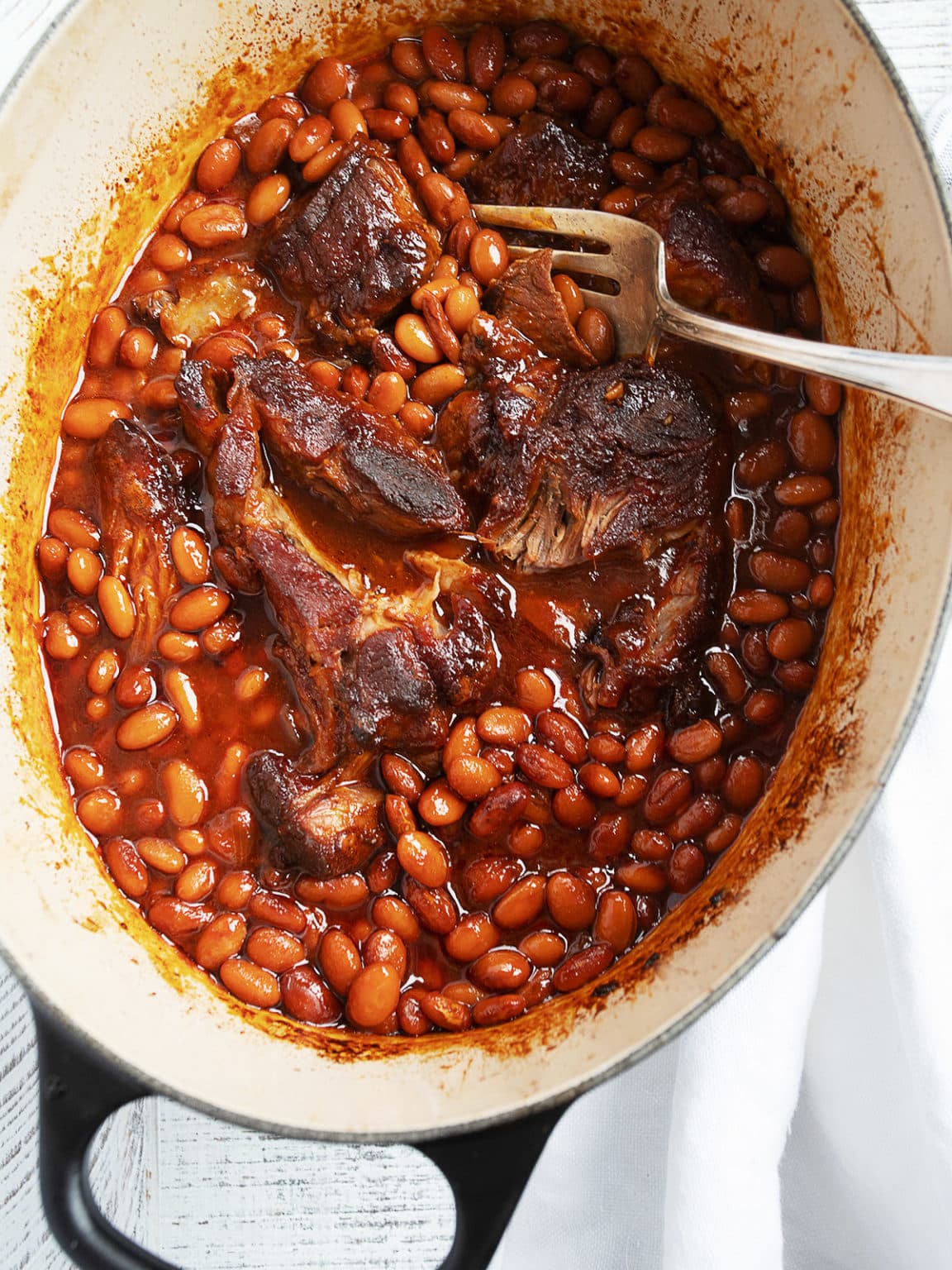 Фасоль, тушённая с копчёной свиной рулькой, по-румынски