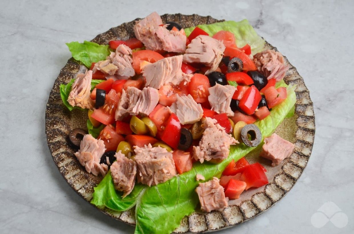 Итальянский салат с оливками и анчоусами