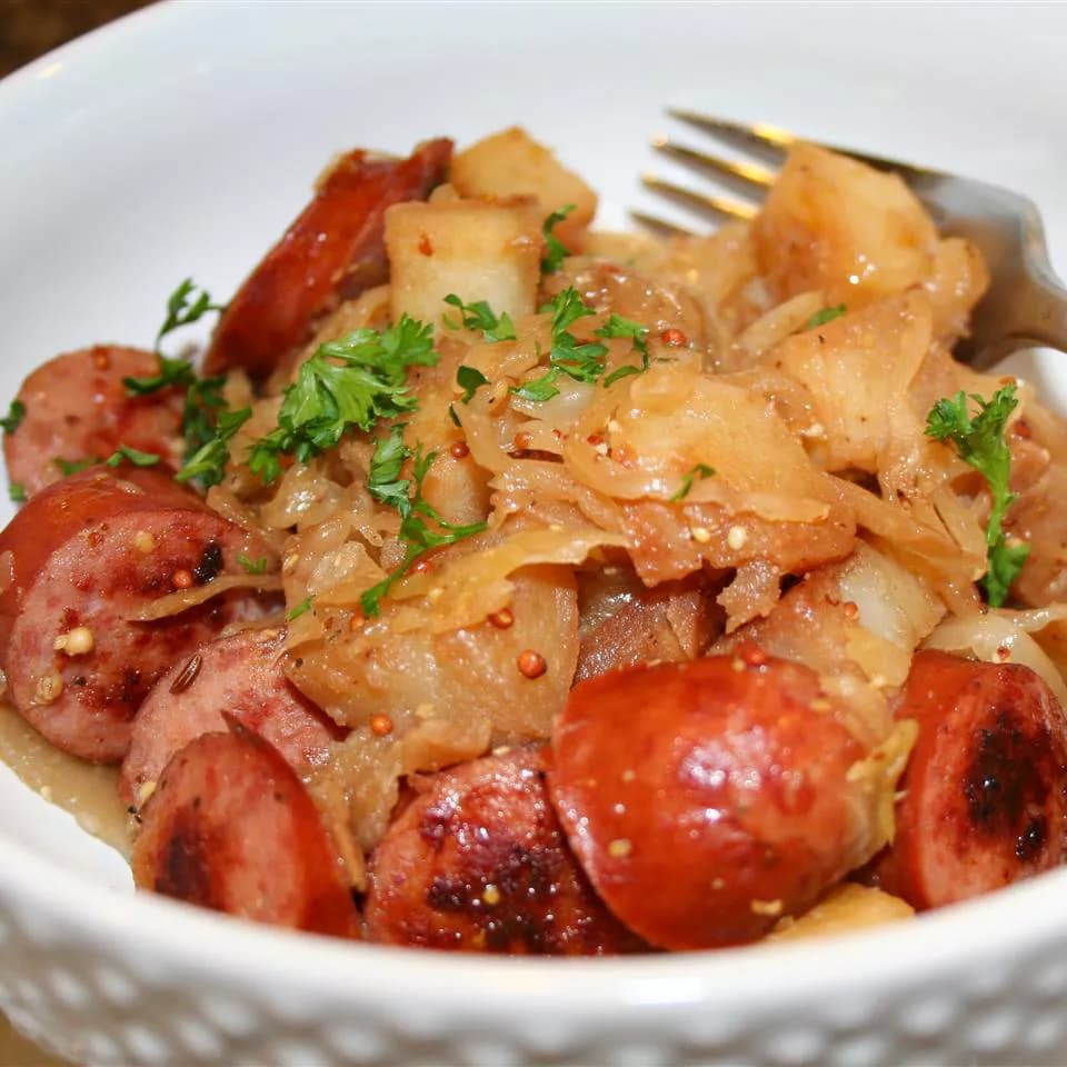 Копчёные колбаски с тушёной квашеной капустой по-латышски