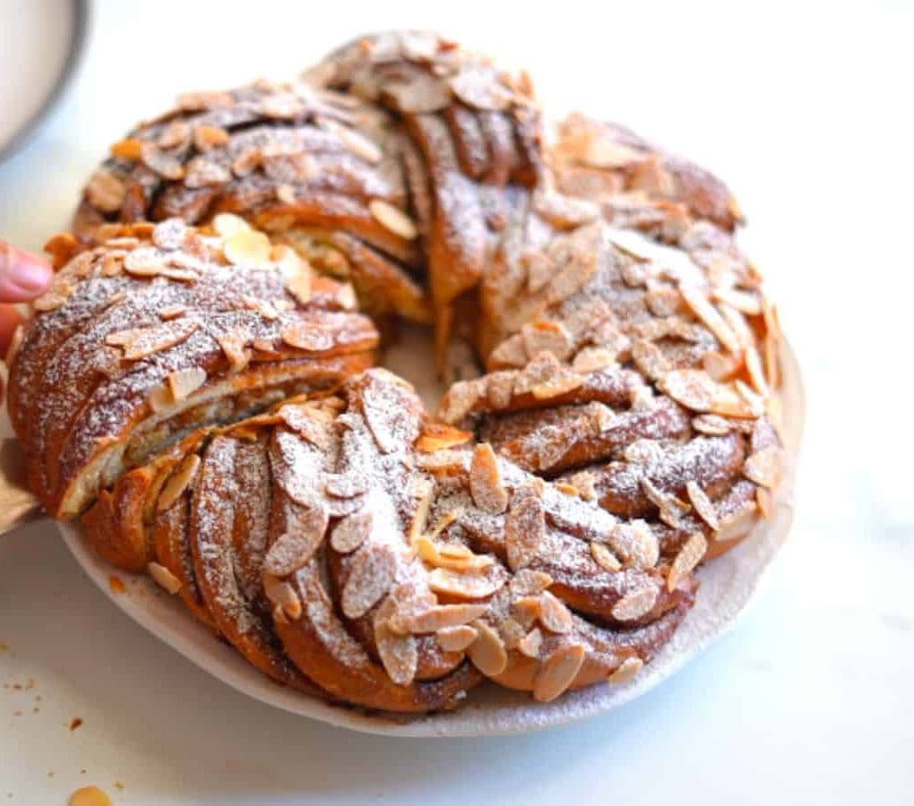Эстонский крингель (плетёная сладкая булка с корицей)