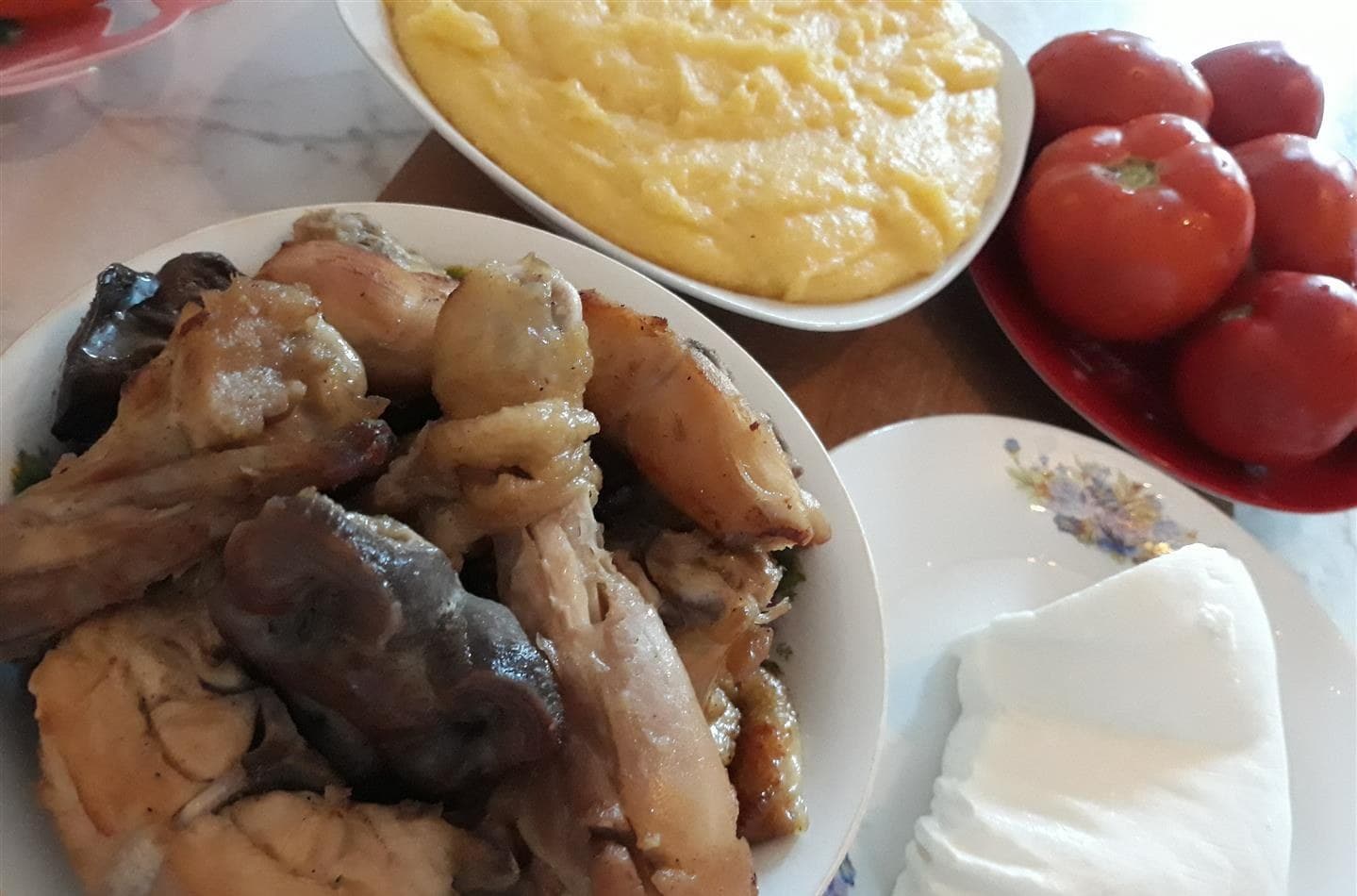 Курица, тушённая в казане, с мамалыгой