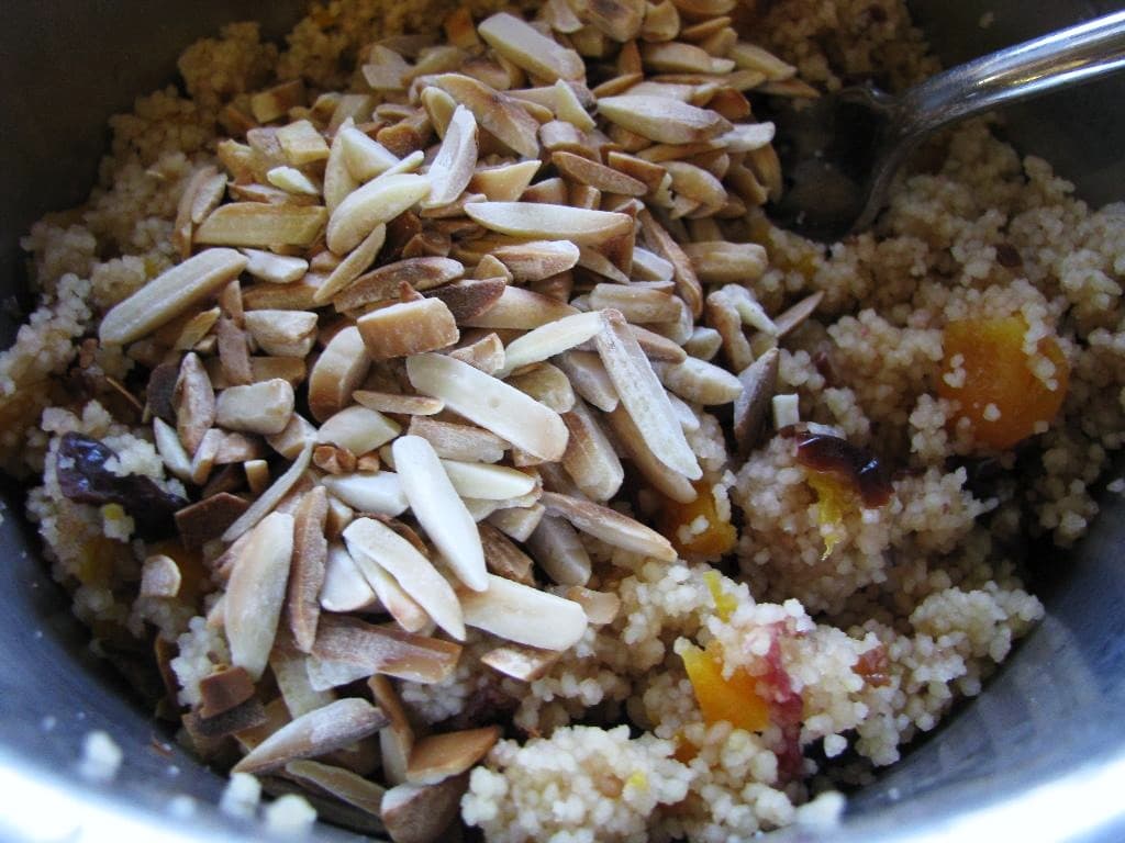 Масфуф — сладкий кускус с финиками и орехами