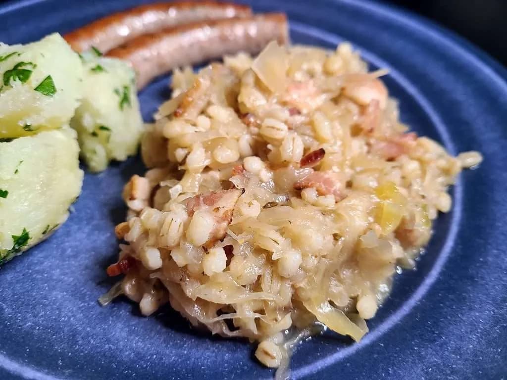 Мульгикапсад — тушёная квашеная капуста с перловкой и свининой