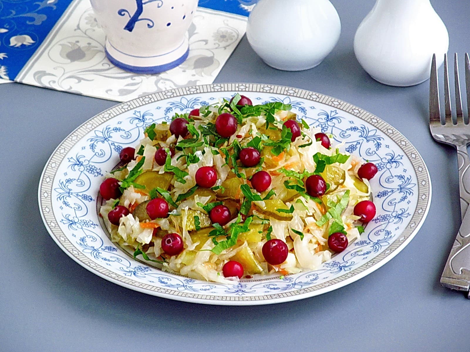 Салат из квашеной капусты с клюквой