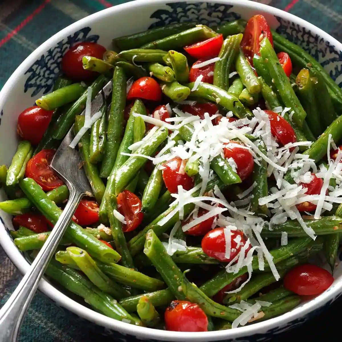 Салат из стручковой фасоли с чесноком по-румынски