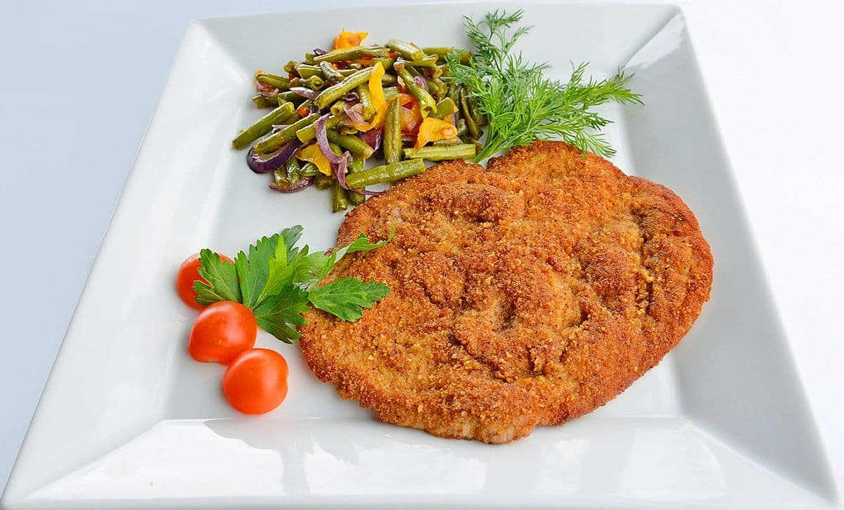 Шницель по-чешски (панированная свиная отбивная)