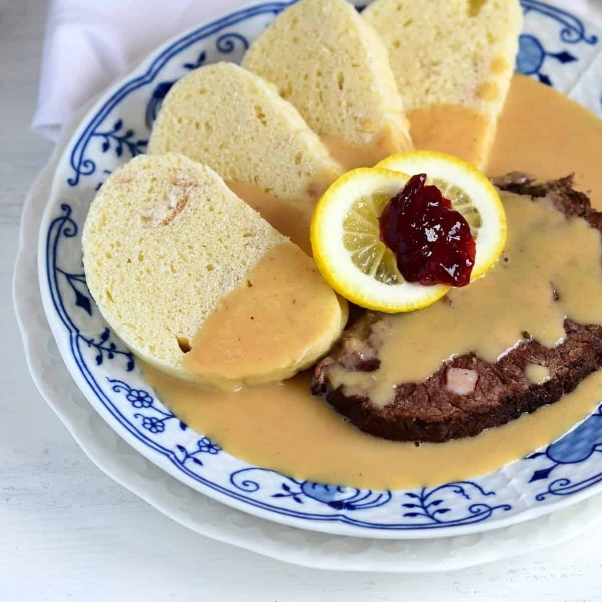 Свичкова на сметане (говяжья вырезка в сливочно-овощном соусе)