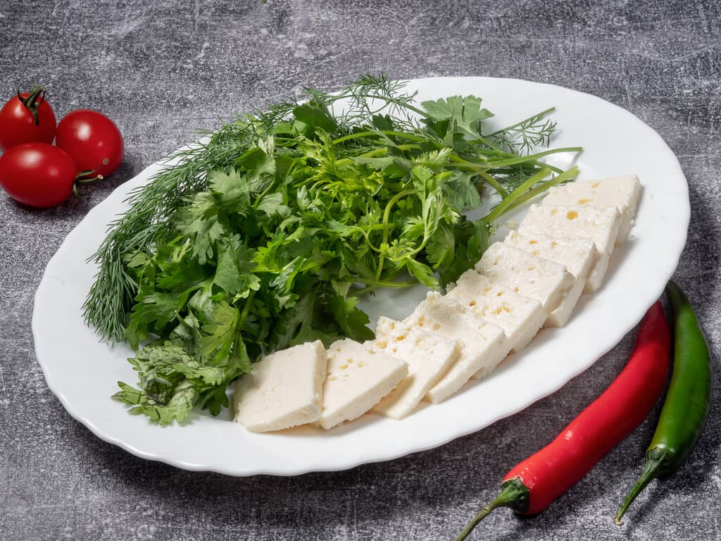 Сыр чанах с зелёной травой