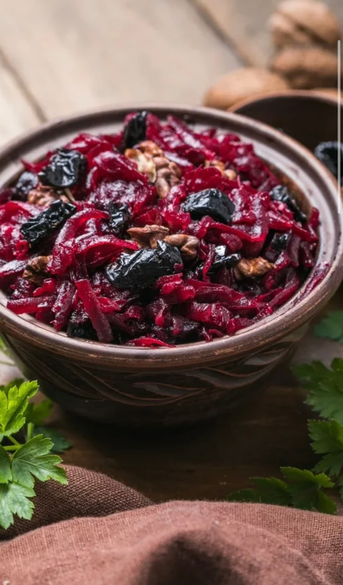 Буряковый салат с чесноком, орехами и черносливом