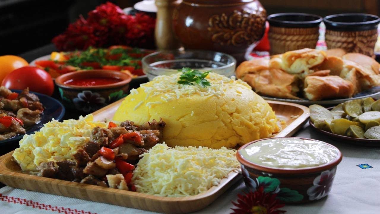 Мамалыга с брынзой и сметаной