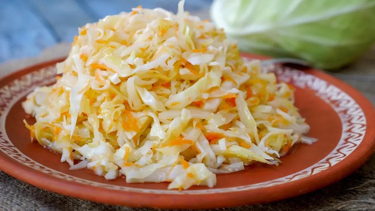 Салат из квашеной капусты с тмином
