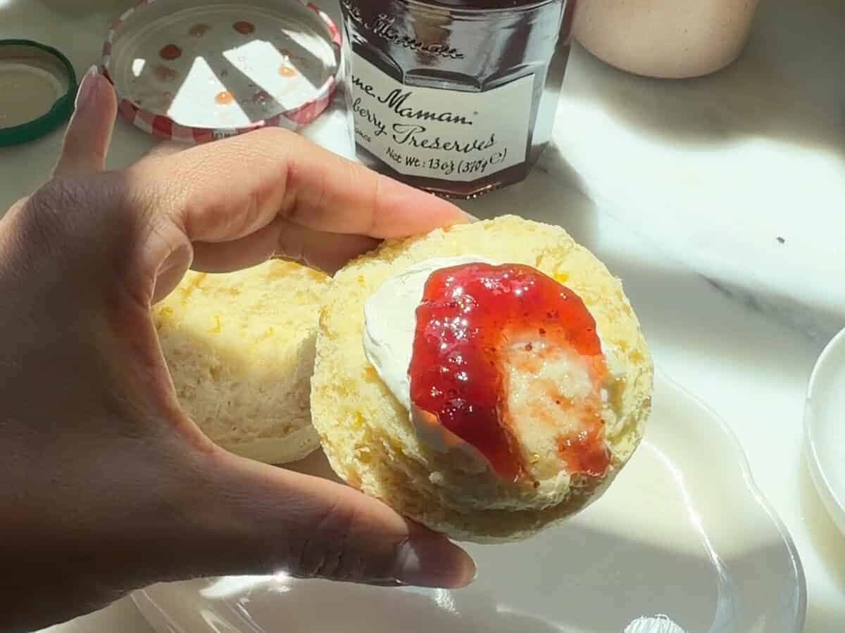 Скон с клотед кремом и джемом